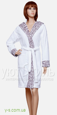 Халат пушистый белого цвета с узорами на шале и манжетах CN5009