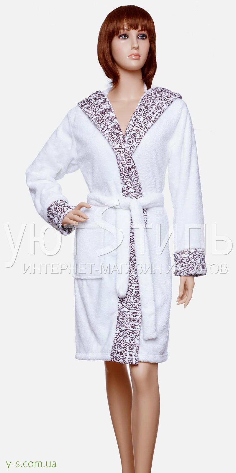 Халат пушистый белого цвета с узорами на шале и манжетах CN5009